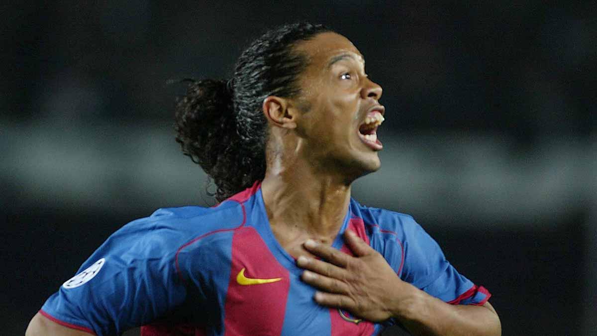 Ronaldinho, exultante después de marcar el gol de la victoria contra el Milan
