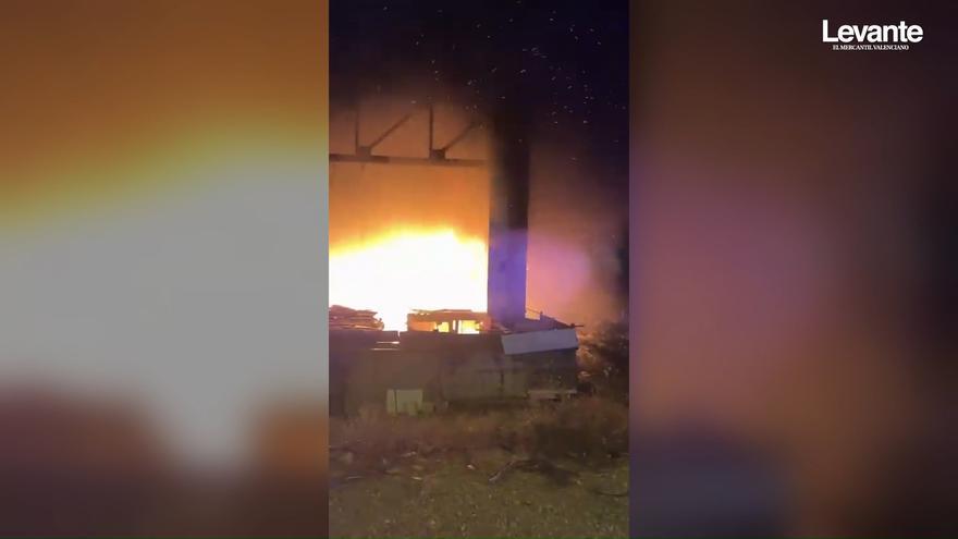 Un incendio en una nave abandonada arrasa con parte de las antiguas bodegas Vinival de Alboraia