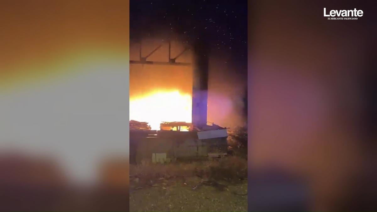 Un incendio arrasa con parte de las antiguas bodegas Vinival de Alboraia