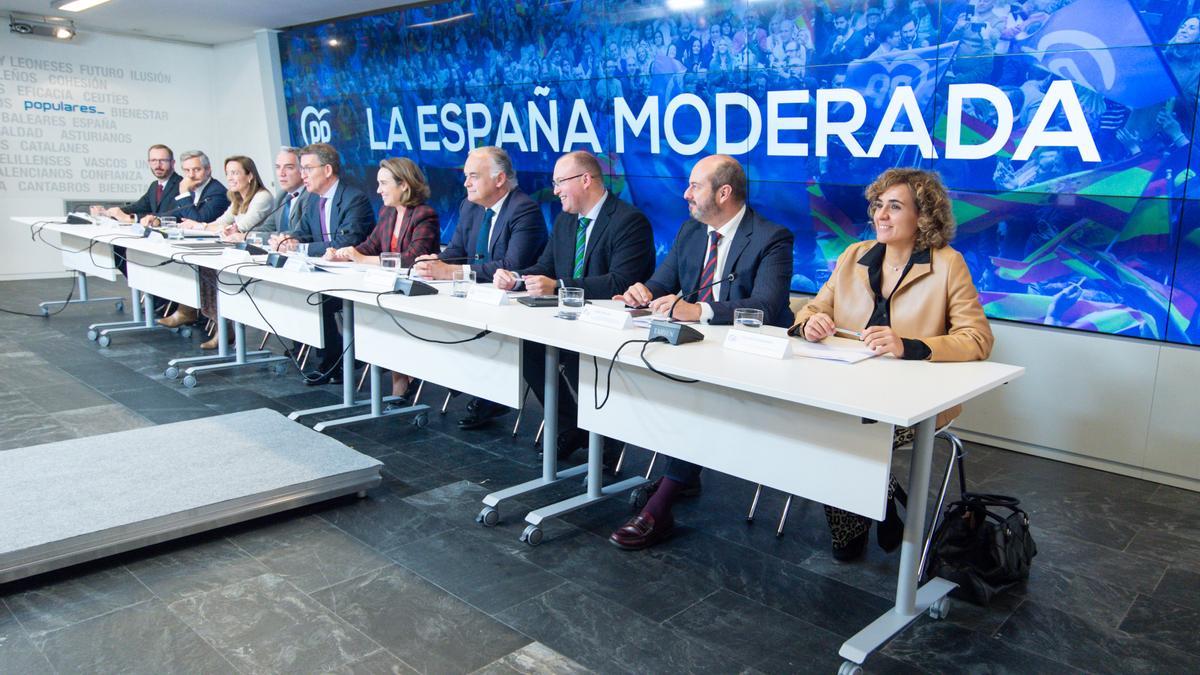 El presidente del PP, Alberto Núñez Feijóo, preside una reunión junto a su comité de dirección.