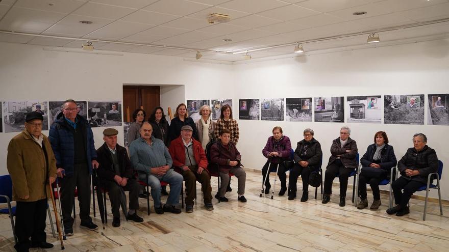 Tineo muestra en fotografías ejemplos de soledad no deseada en el concejo