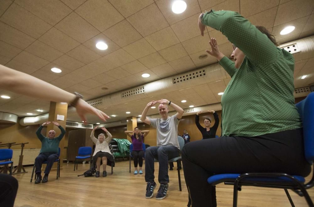 Bailarines de la compañía neoyorquina de Mark Morris imparten una clase en Oviedo para mejorar el equilibrio y la flexibilidad de enfermos con temblores