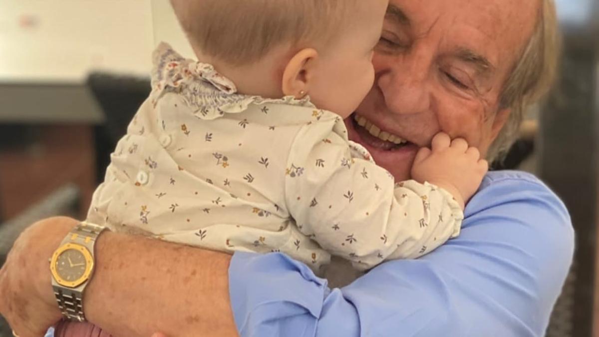 García, con una de sus nietas