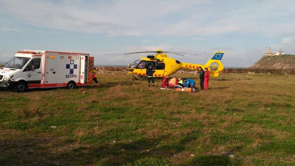 Rescate de Bomberos de Asturias en San Juan de Nieva.