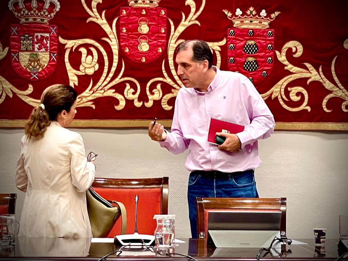 Samuel Vázquez habla con la diputada Socorro Beato al término de la comisión parlamentaria.