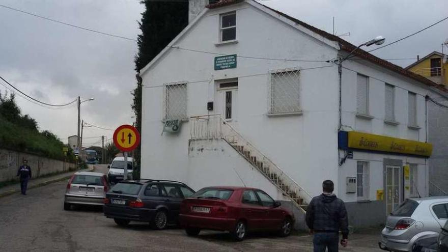 El edificio de Correos de Chapela y a la izquierda la Estrada do Torreiro, que el Concello quiere ampliar. // Faro