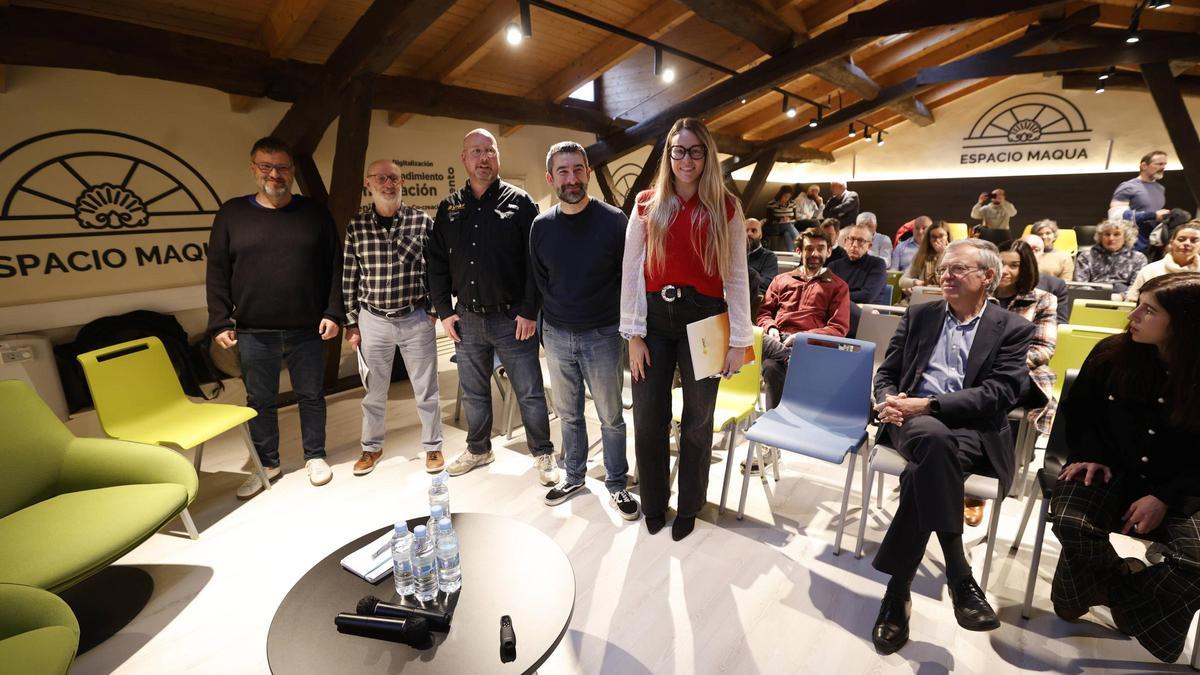 Por la izquierda, Xavier Cugat, Paco Ramos, Javier Fernández-Font, Manuel Campa, concejal de Desarrollo Urbano y Económico, Ainhoa Jiménez, y sentado, José Donoso, ayer, en el Espacio Maqua.