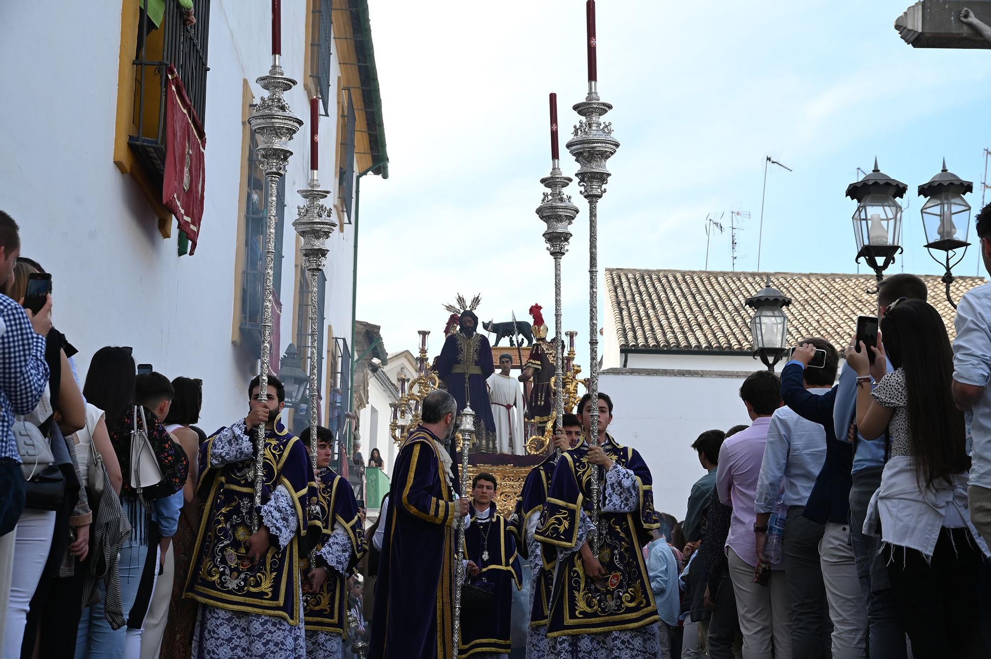 La Plaza de Capuchinos da salida a la Hermandad de la Sangre