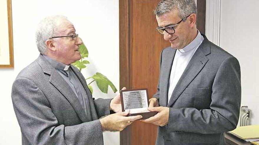 Momento en que el nuevo obispo auxiliar de Barcelona, Toni Vadell, recibe la cruz pectoral.