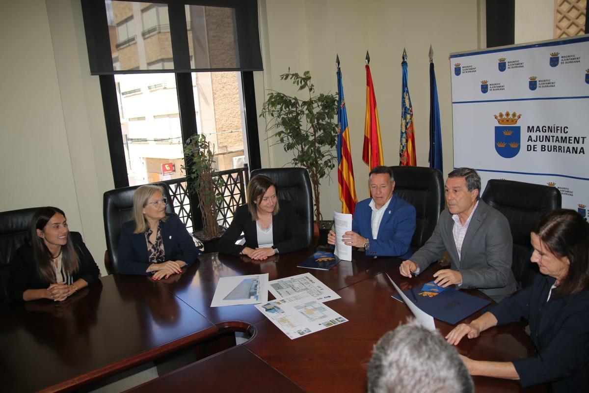 El conseller de Sanitat, Marciano Gómez, y el alcalde, Jorge Monferrer, durante la firma de la delegación de competencias para construir el nuevo consultorio del Puerto.