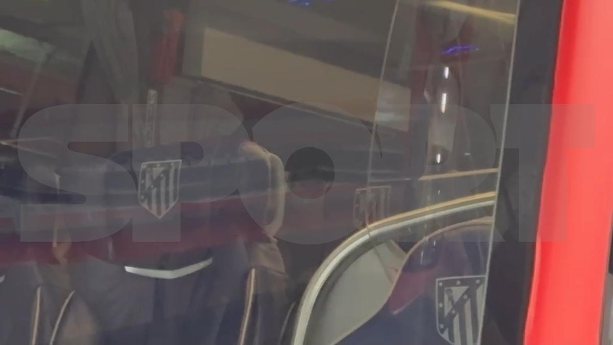 Así ha quedado la luneta del autocar del Atlético tras ser impactado por una piedra