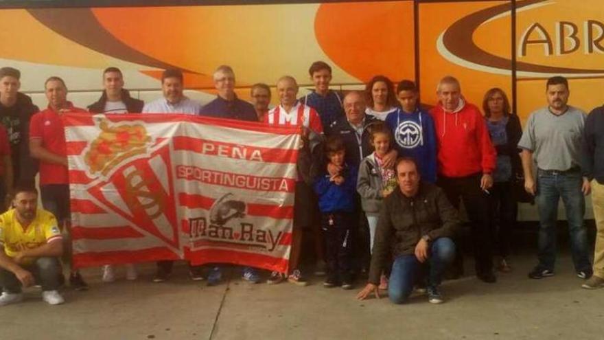 Arriba, la Peña Sportinguista Man Ray. A la izquierda, Raquel Vega, María Morán, la bloguera Isasaweis y Sofía, junto al Estadio Vicente Calderón.