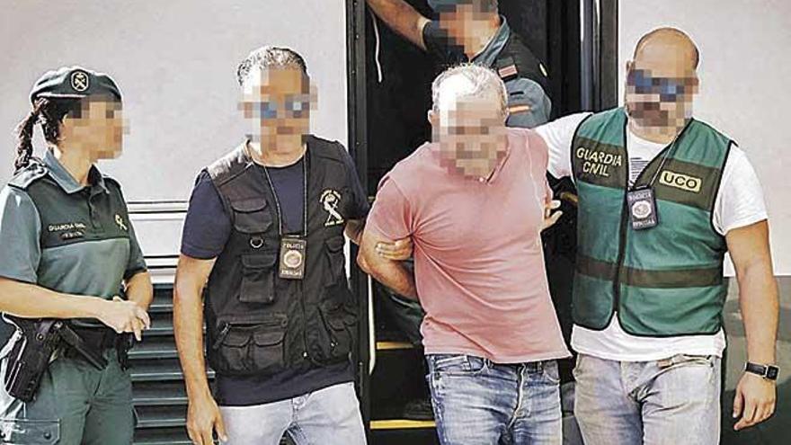 Uno de los detenidos en la operación ´Ciconia´ contra el clan de Los Lobato llega al juzgado.