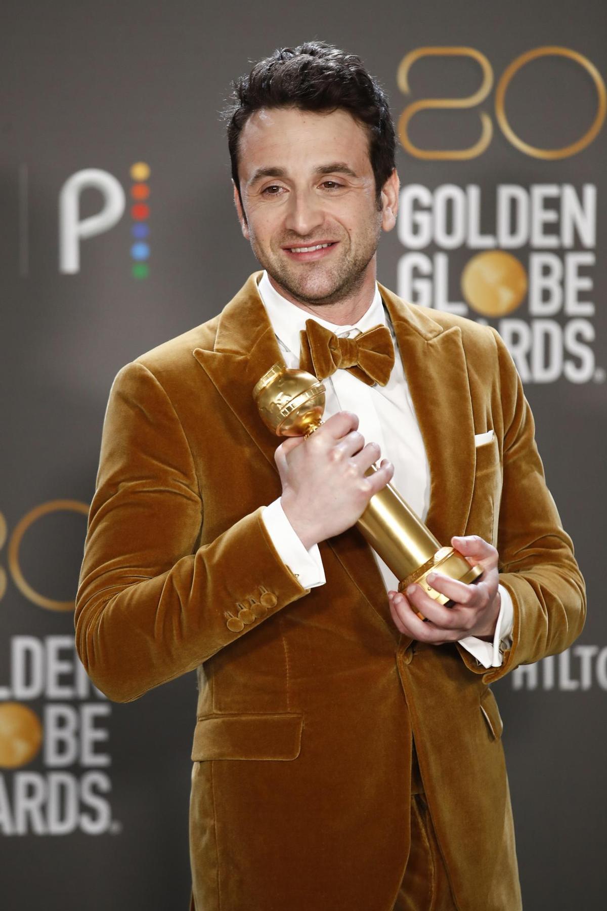 El compositor estadounidense de música de cine Justin Hurwitz posa con su galardón a la Mejor Banda Sonora Original.