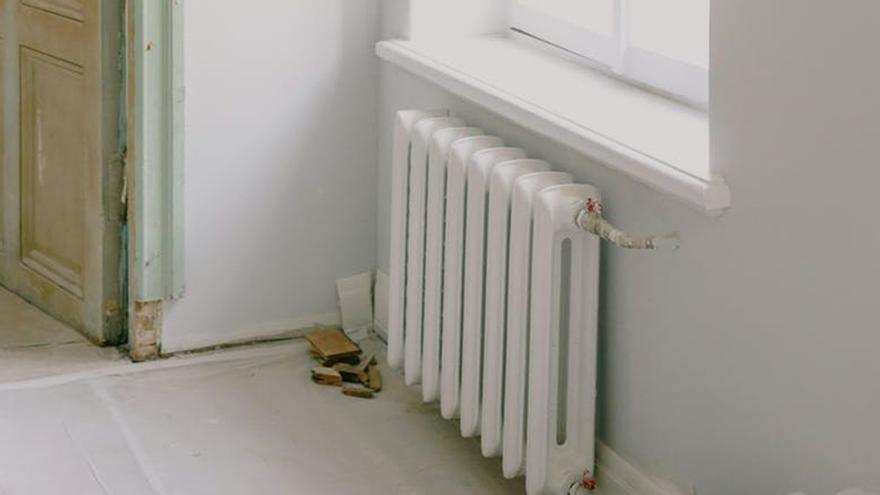 El mejor truco para limpiar el radiador y pagar menos en la factura de la luz
