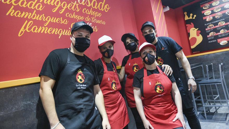 Los trabajadores del establecimiento posan con sus mascarillas.