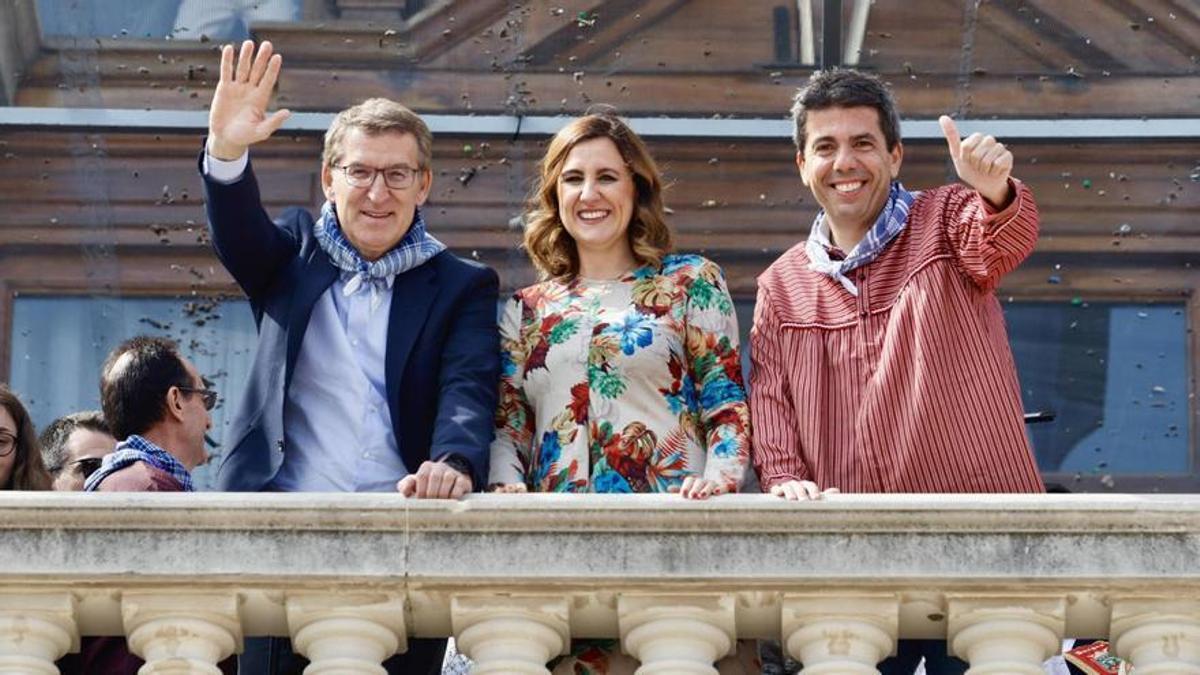 Feijóo, Catalá y Mazón saludan desde el balcón municipal tras una mascletà de las Fallas 2024, las primeras tras el vuelco político de 2023 /
