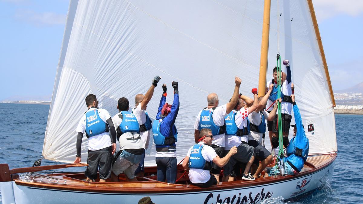 La tripulación de 'El Graciosero Líneas Marítimas Romero' de vela latina de 8,55 metros celebra la victoria en la liga lanzaroteña.