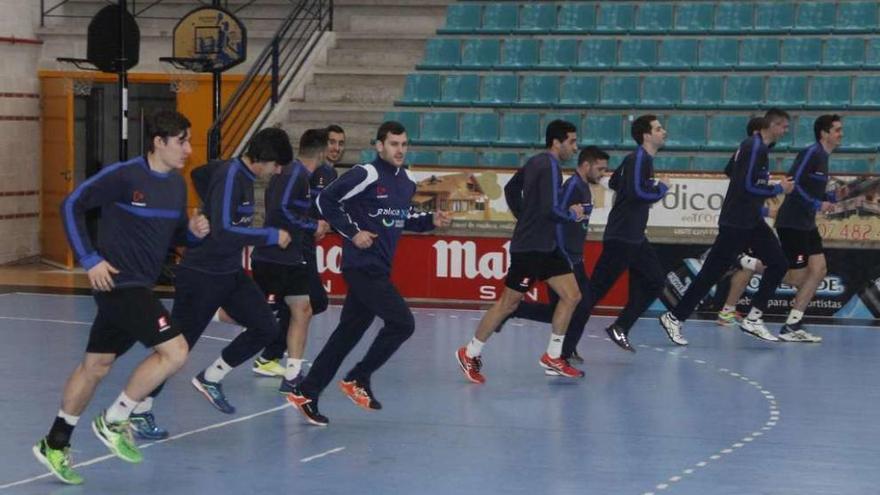 Los jugadores del Frigoríficos, ayer, realizando carrera continua. // Santos Álvarez