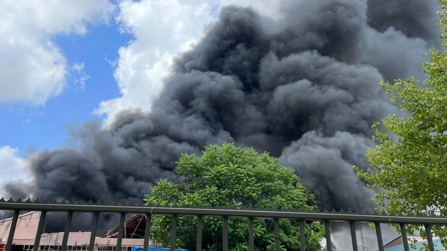 Fum a la nau industrial que crema totalment a Abrera aquest diumenge