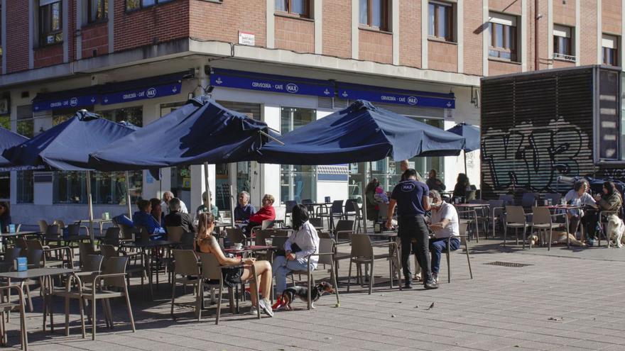Una terraza de la plaza del Tres de Abril, en El Llano. | LUCAS CID