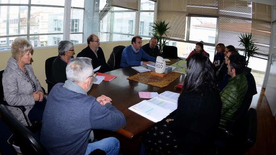 Un momento de la reunión mantenida el miércoles entre propietarios y técnicos del Concello. // G.Núñez