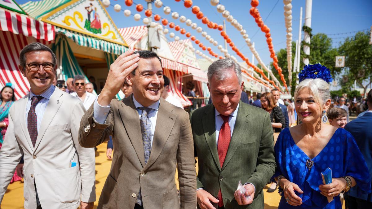 El albero de la Feria mide la campaña andaluza: Moreno se deja querer en las casetas, Montero se arropa con el partido y las izquierdas se tantean