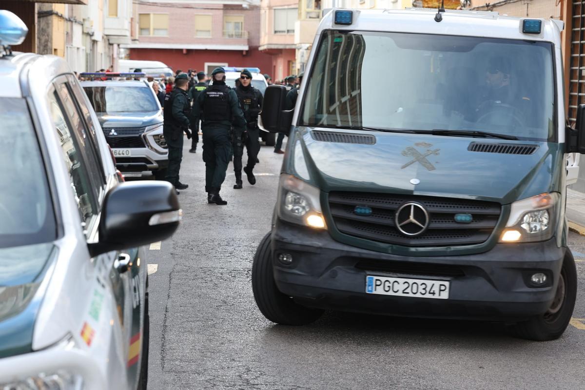 Gritos y mucha tensión al pasar el vehículo con el detenido por delante de la casa del niño asesinado en Sueca
