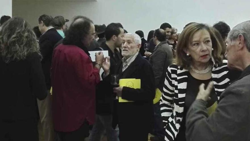 Coomonte, en el centro, dialoga con los participantes en la inauguración de la muestra.