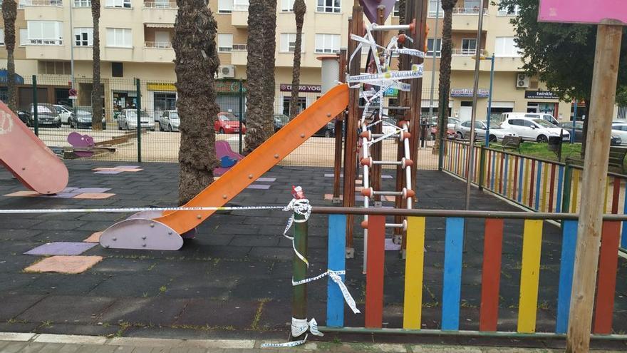 Parque infantil con el precinto de la Policía Local en Orihuela