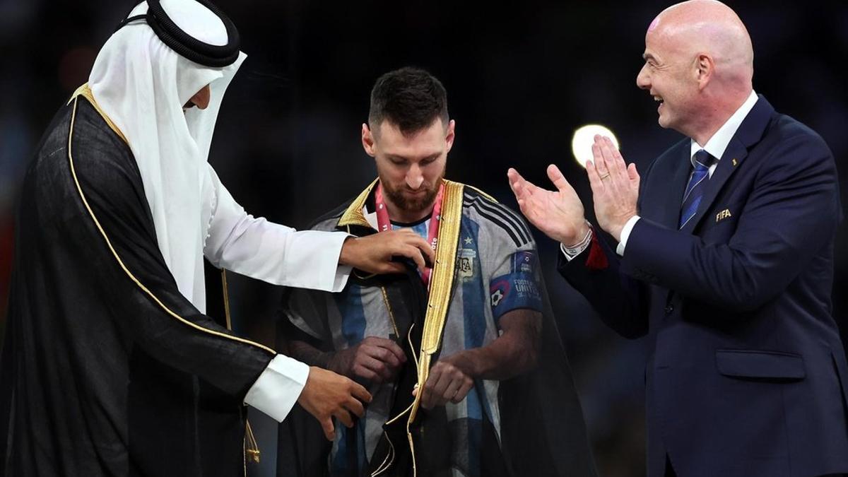 Messi justo después de recibir el besht del emir de Catar