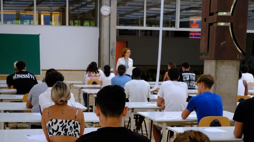 Ana Obregón y García Márquez abren la última EBAU de Canarias con el modelo actual