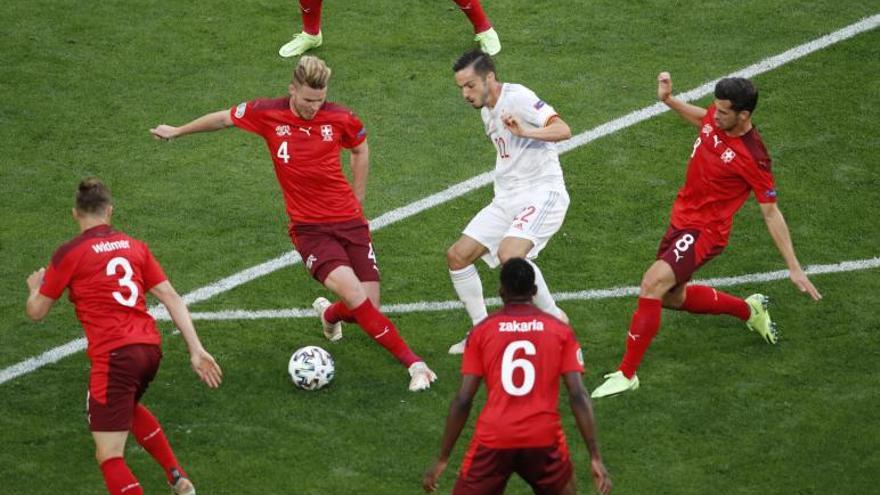 Pablo Sarabia, envoltat de quatre jugadors de Suïssa. | REUTERS/ANTON MAGANOV