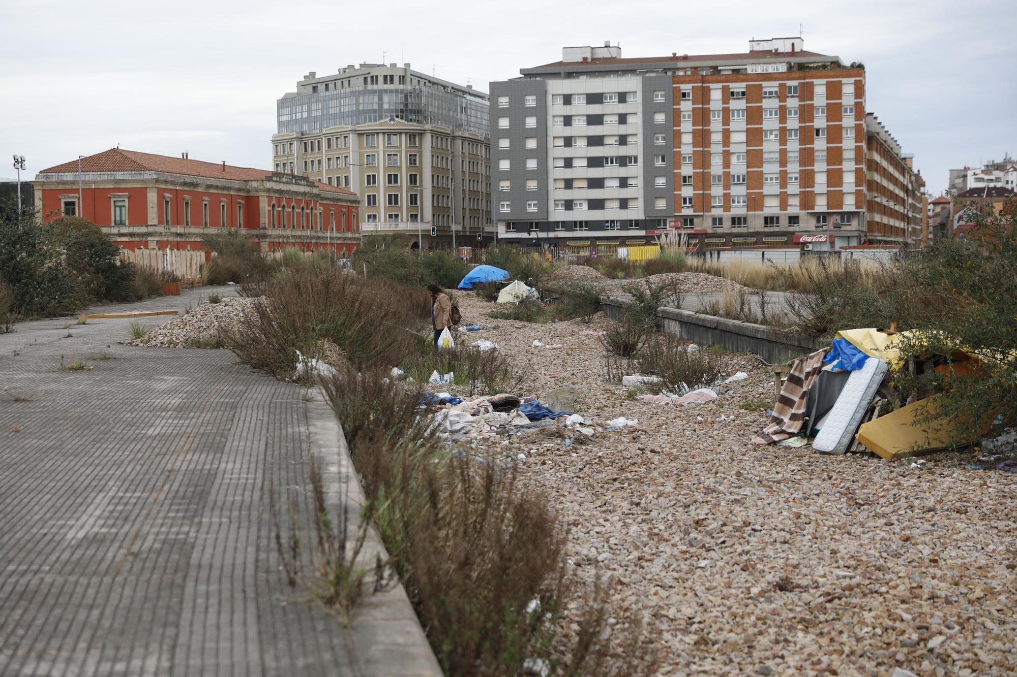 En imágenes: los terrenos del plan de vías de Gijón se llenan de chabolas