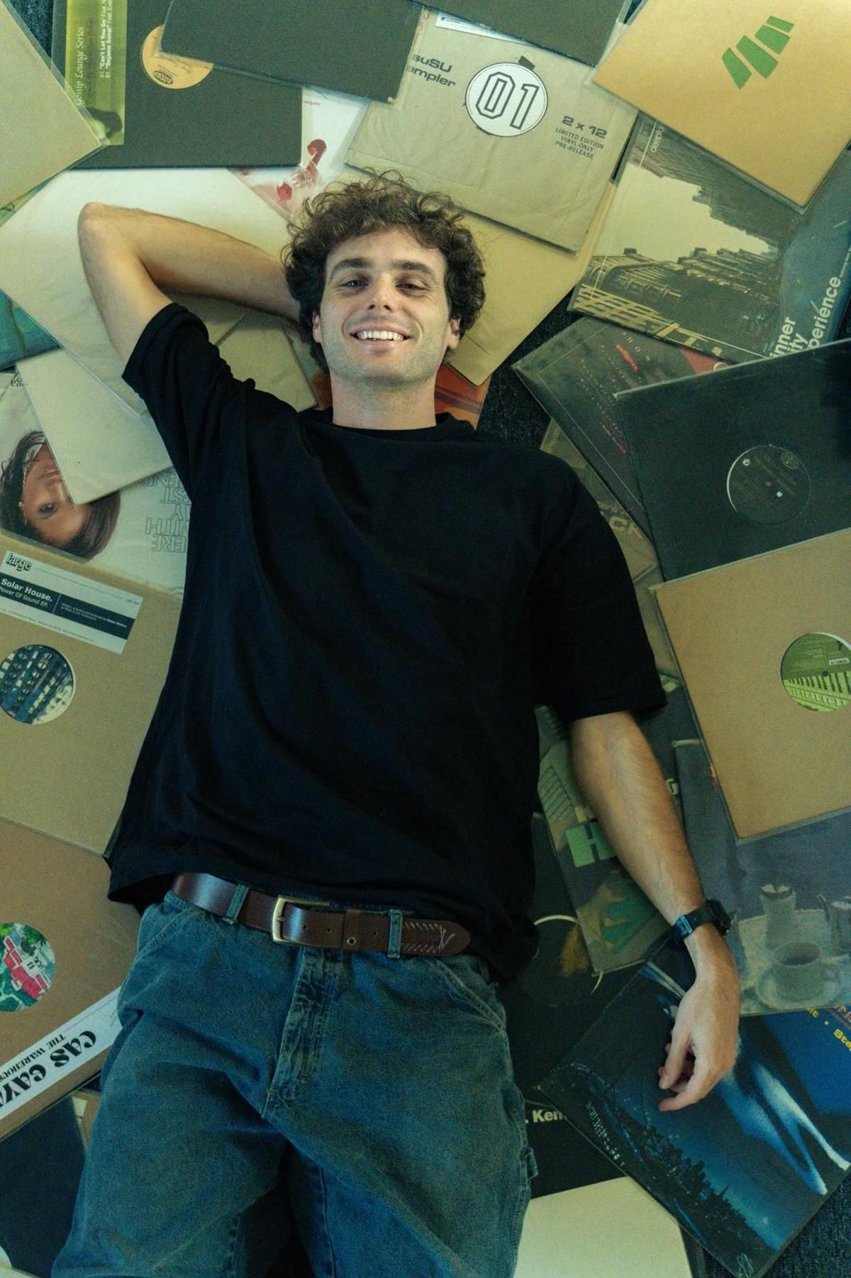 Bruno envoltat de vinils.