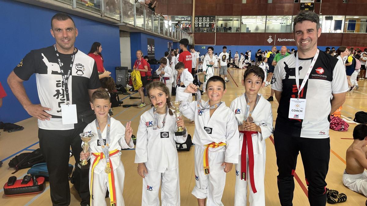 Els medallistes del club Ki-hop de Llançà.