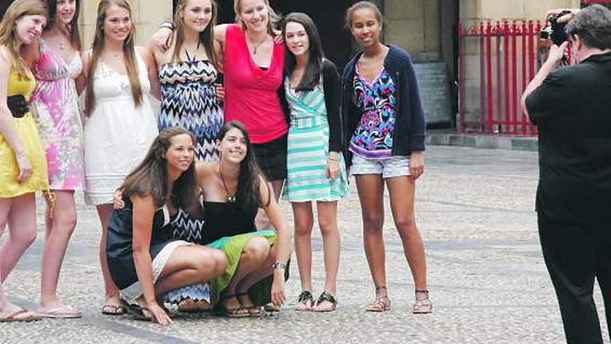 Las estudiantes americanas se dejan fotografiar en la plaza Mayor gijonesa. / marcos león