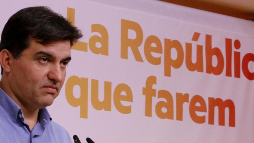 El portaveu d&#039;ERC, Sergi Sabrià, davant un cartell de la nova campanya del partit, en la roda de premsa.