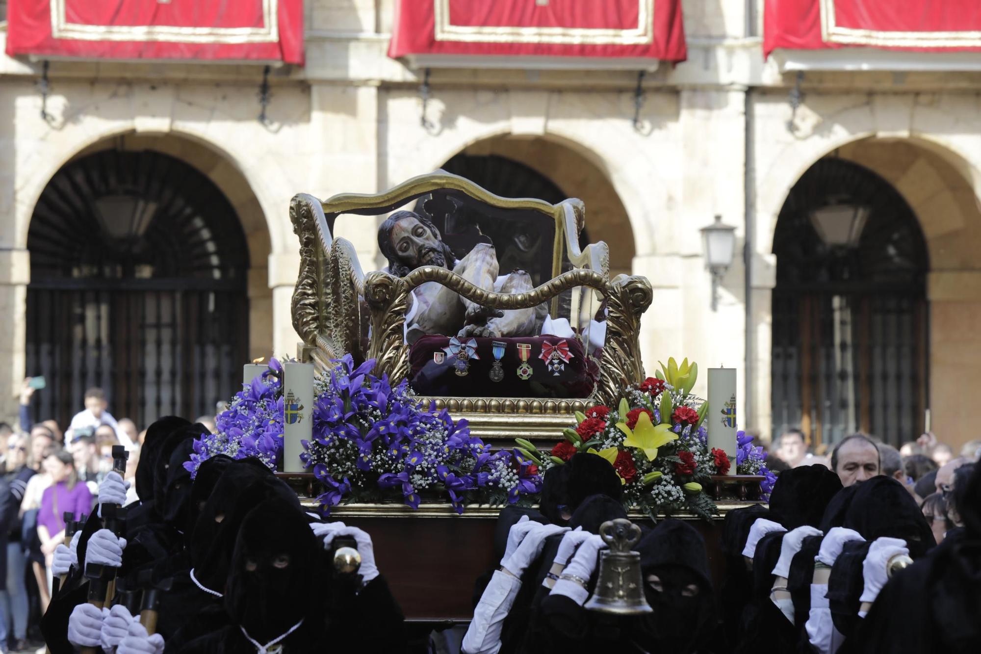 La procesión intergeneracional del Santo Entierro emociona Oviedo