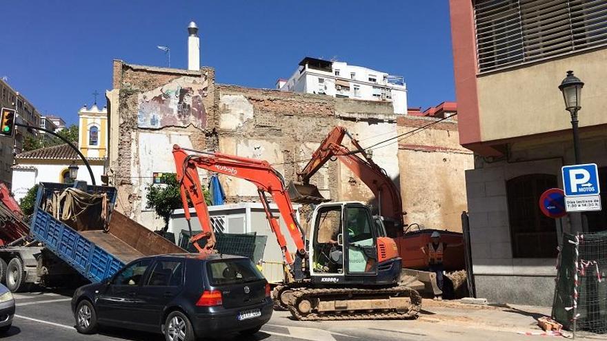 Las obras ocupan parte del acerado Este de la calle Victoria junto a los Maristas.