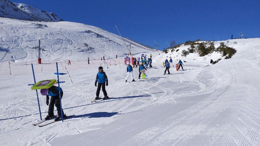 La estaciones de León reciben a casi 14.000 esquiadores durante el fin de semana