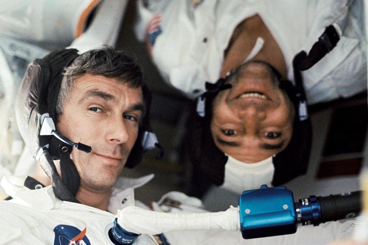 En primer plano, el comandante Eugene Cernan durante la misión Apolo 17. Detrás de él, sonriendo boca abajo, el astronauta Harrison Schmitt. 