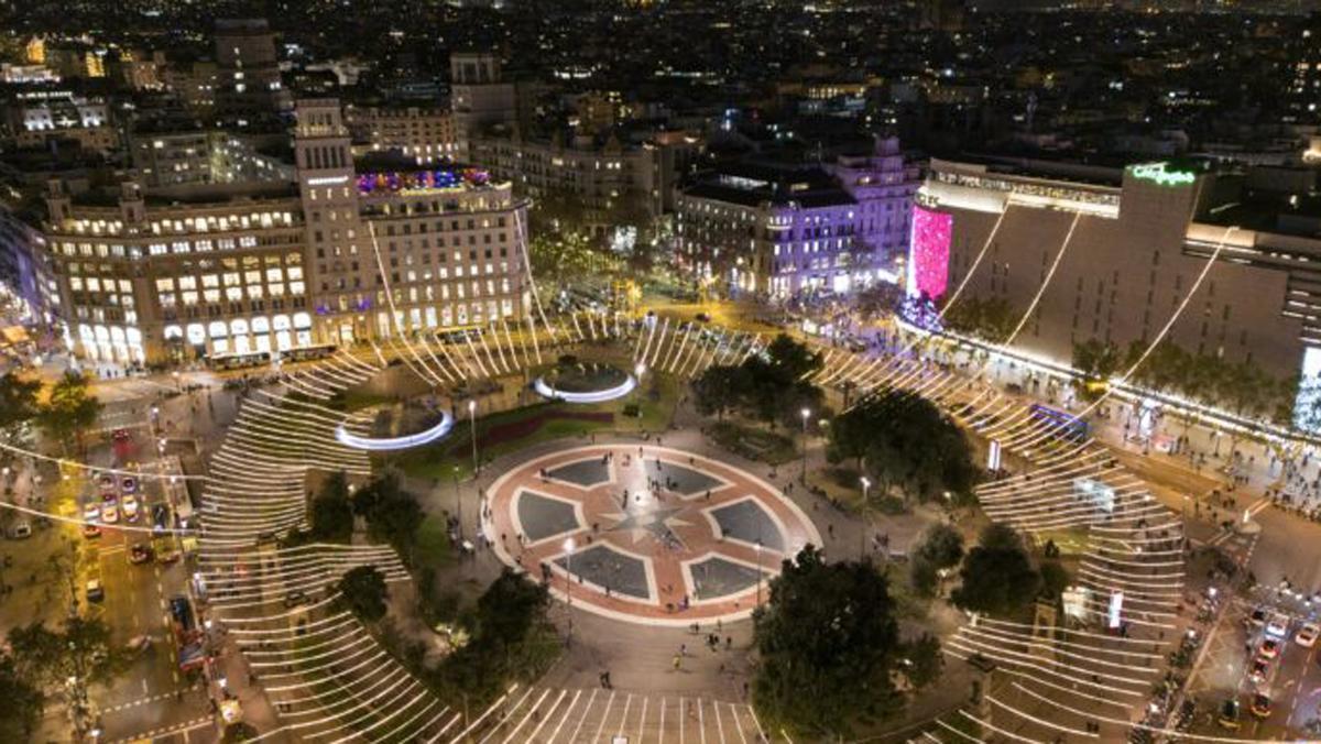 La plaza Catalunya adornada con las luces de Navidad.
