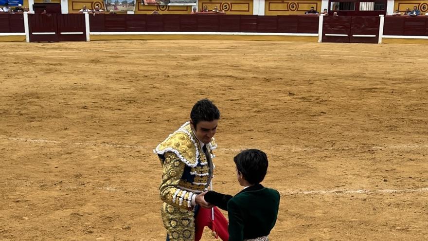 Marco Pérez, el jovencísimo torero salmantino de catorce años, en clase práctica.