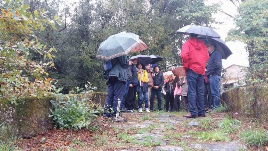 Los participantes en el puente de Bora, uno de los hitos del recorrido. // FdV