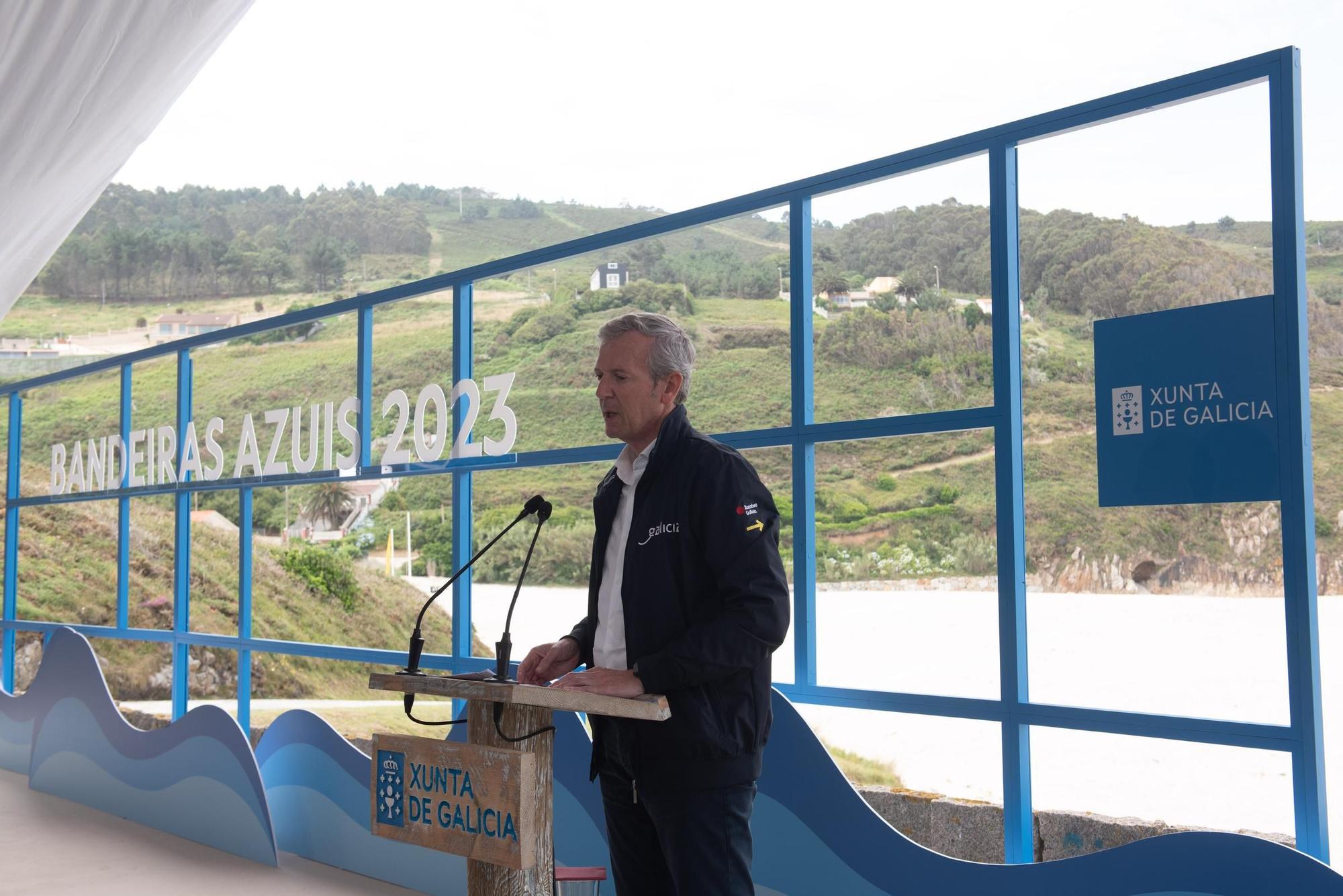 Las banderas azules de A Coruña y toda Galicia se reparten en la playa de Valcovo