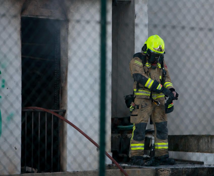 Incendio en un bungalow abandonado en urbanización Jardines de Las Huertas.