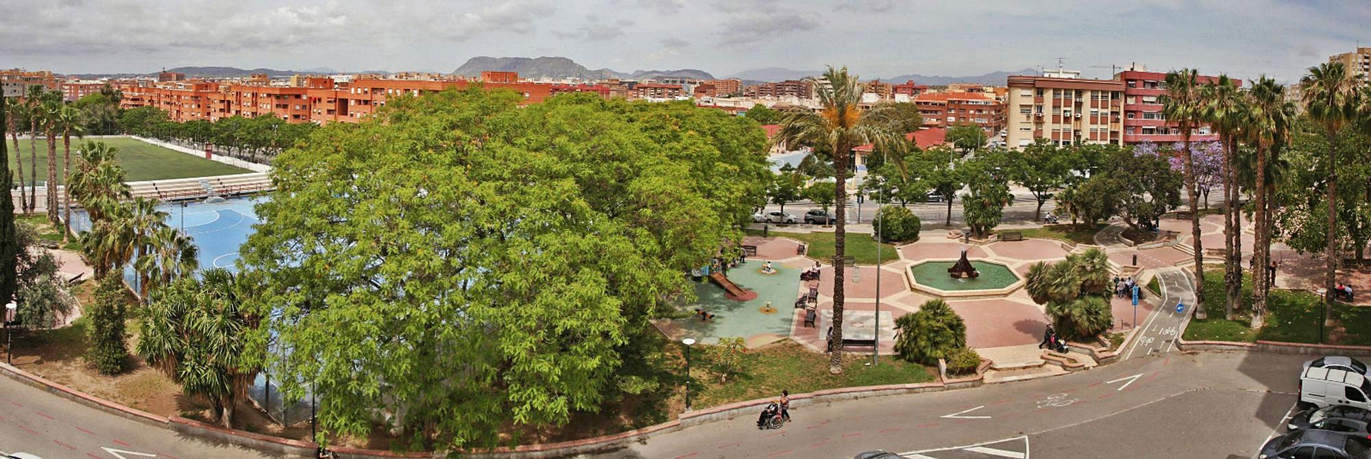 Vista panorámica del parque de San Blas, con la zona deportiva a la izquierda y la plaza de la zona norte a la derecha. 