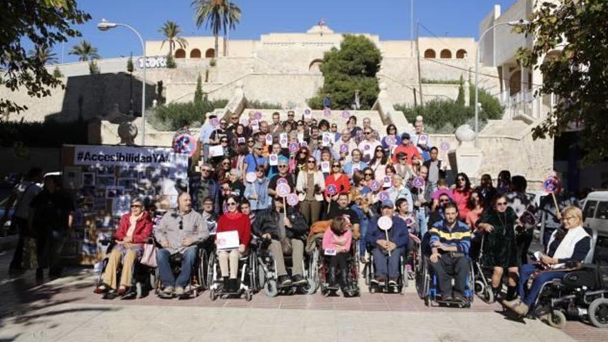 Cerca de un centenar de personas se concentraron ayer para exigir una ciudad accesible.