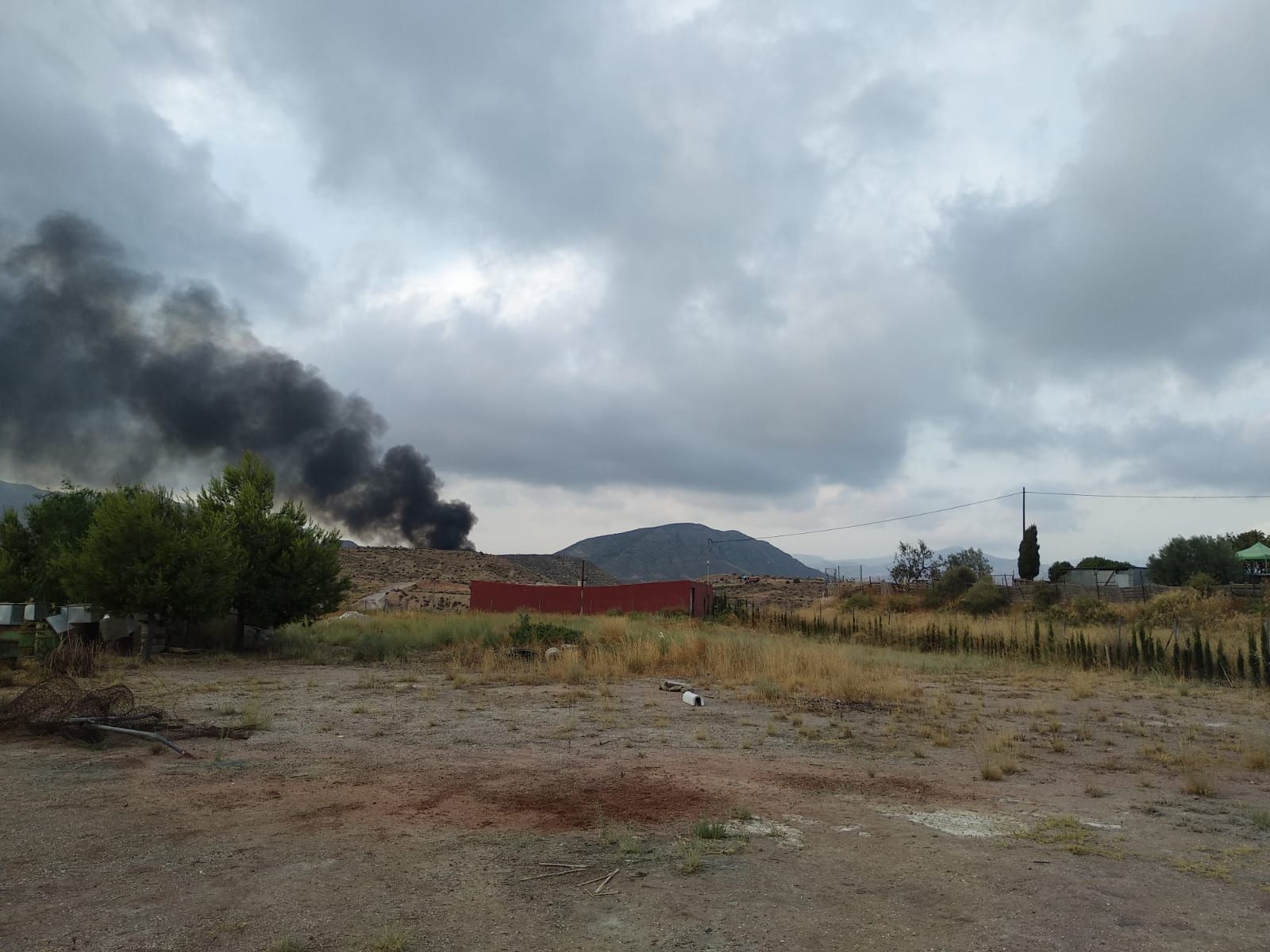 Un incendio en el vertedero de inertes de Monovar provoca una gran columna de humo